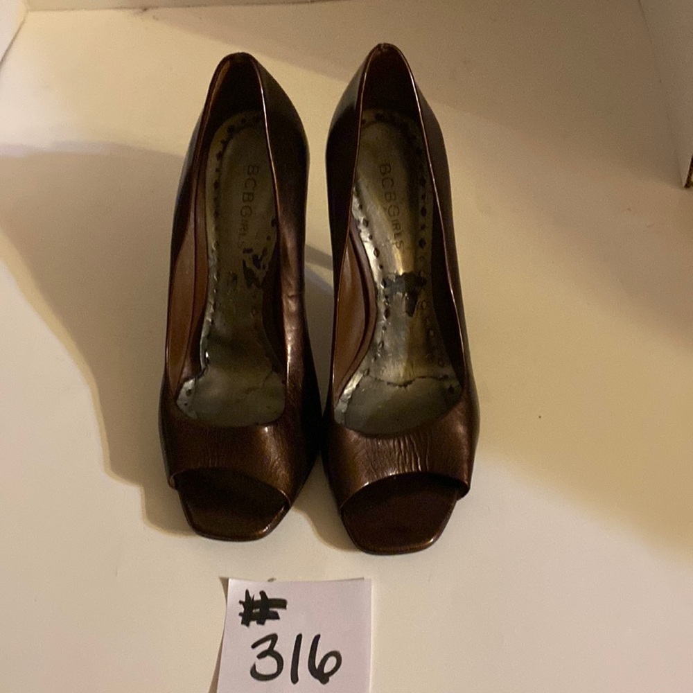 BCBG brown high heel. Size 7. Heel height 4 inches.